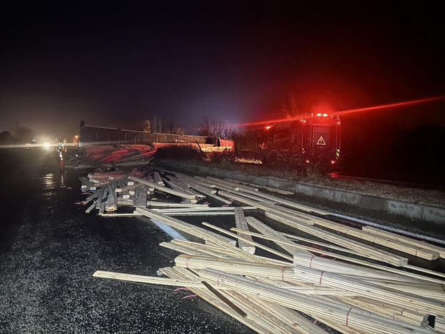 Tır devrildi: Kastamonu-Sinop kara yolu ulaşıma kapandı - Resim: 2