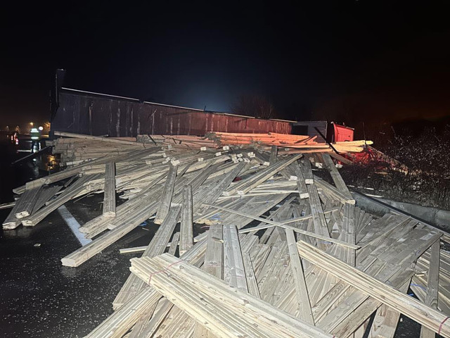 Tır devrildi: Kastamonu-Sinop kara yolu ulaşıma kapandı - Resim: 3