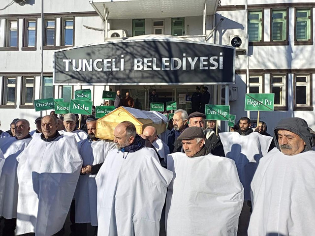 Kefeni giyen tabutu sırtladı: Tunceli'de köylülerden belediyeye sıradışı protesto! - Resim: 0