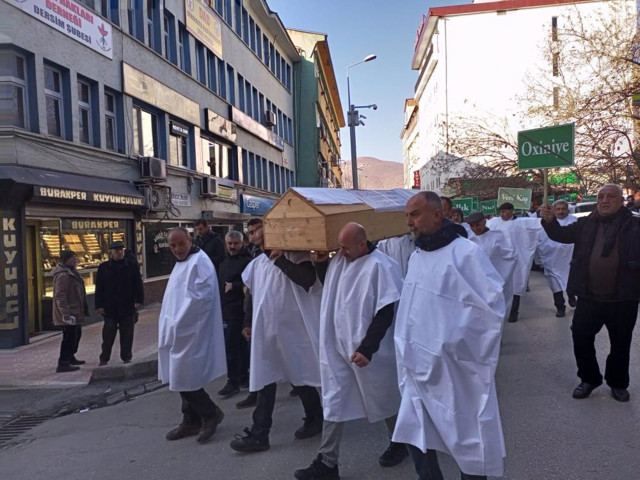 Kefeni giyen tabutu sırtladı: Tunceli'de köylülerden belediyeye sıradışı protesto! - Resim: 1