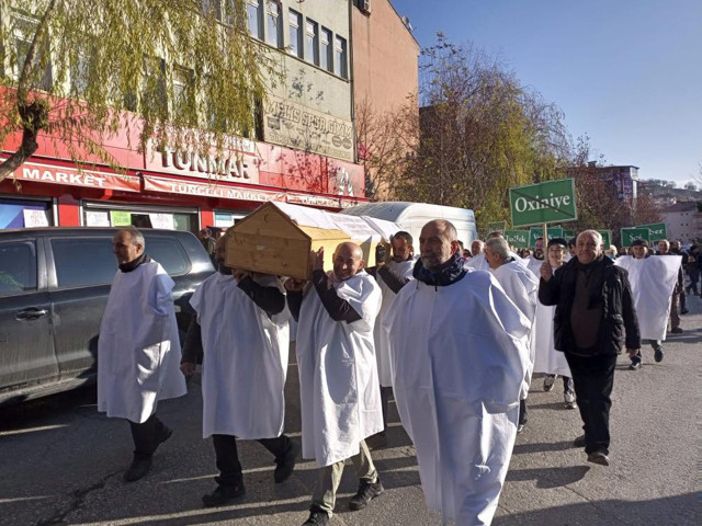 Kefeni giyen tabutu sırtladı: Tunceli'de köylülerden belediyeye sıradışı protesto! - Resim: 2