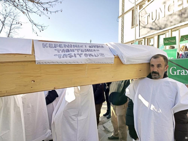 Kefeni giyen tabutu sırtladı: Tunceli'de köylülerden belediyeye sıradışı protesto! - Resim: 3