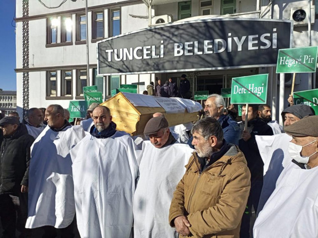 Kefeni giyen tabutu sırtladı: Tunceli'de köylülerden belediyeye sıradışı protesto! - Resim: 4