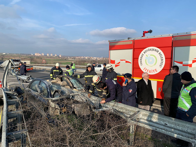 Bariyerlere ok gibi saplandı! Otomobilin haline bakın sürücü de... - Resim: 2