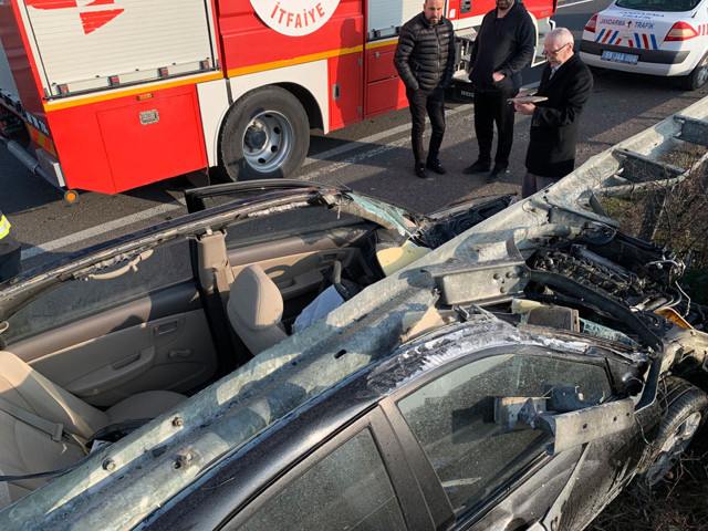 Bariyerlere ok gibi saplandı! Otomobilin haline bakın sürücü de... - Resim: 0