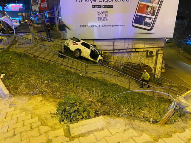 Ataşehir’de 14 yaşındaki sürücü dehşeti! Asılı kaldı - Resim: 0