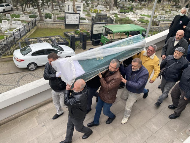 Tabutunun üzerine örttüler! Dilara'nın yakınları göz yaşlarına boğuldu - Resim: 0