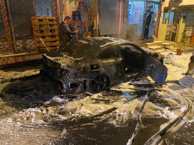 Park halindeki lüks otomobil alev topuna döndü - Resim: 0