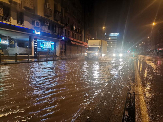 İznik sağanak yağmura teslim oldu polis aracı çöken yolun içine düştü - Resim: 0
