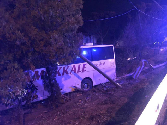 Manisa'da yolcu otobüsü ile kamyonet çarpıştı: 7 yaralı - Resim: 1