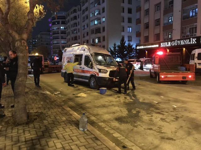 Konya'da ambulans ile otomobil çarpıştı: 3'ü sağlık görevlisi 4 yaralı - Resim: 0