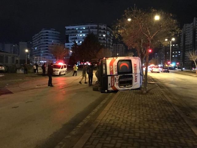 Konya'da ambulans ile otomobil çarpıştı: 3'ü sağlık görevlisi 4 yaralı - Resim: 2
