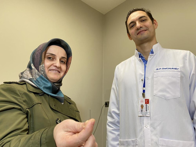 İki çocuk annesi hapşırınca yuttu! Yaklaşık 3,5 santim midesinden çıkarıldı - Resim: 3