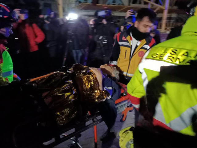 Enkaz altından 40 saat sonra kurtarıldı, mutluluğu gözlerinden okundu! İşte umut olan o gülümseme - Resim: 1