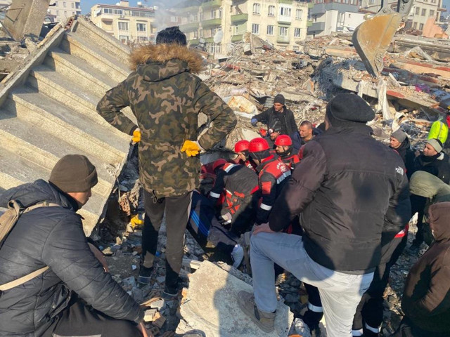 54 saat sonra kurtarılan engelli kız ekiplere öyle bir şey söyledi ki... - Resim: 0