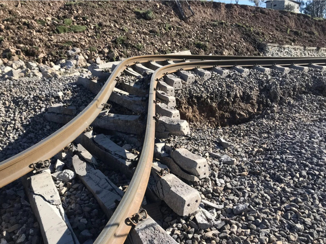 Depremden sonra tren rayları tel gibi büküldü - Resim: 1