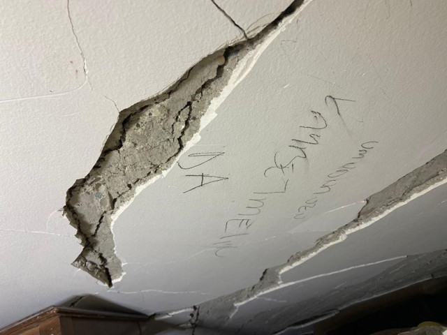 Enkaz altında duvara yazdığı yazıdan güç buldu, 64 saat sonra ‘ışığı’ gördü - Resim: 0