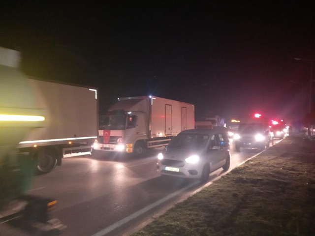 Türkiye deprem sonrası tek yürek oldu! Yardım tırları kilometrelerce kuyruk oluşturdu - Resim: 0