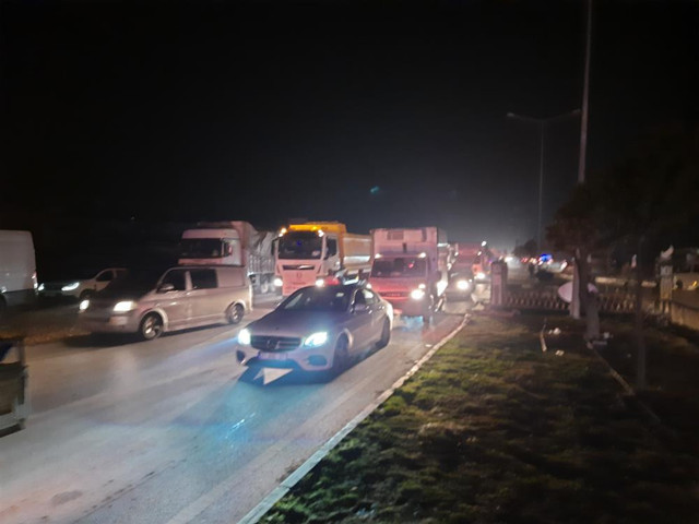 Türkiye deprem sonrası tek yürek oldu! Yardım tırları kilometrelerce kuyruk oluşturdu - Resim: 1