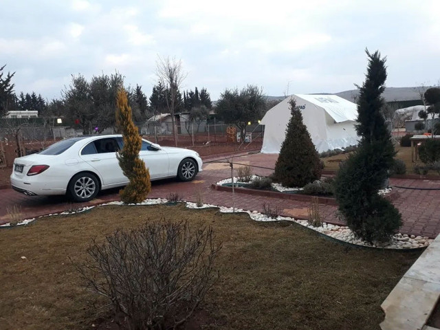"Bari depremde, afette torpil, kayırmacılık yapmayın"! Villasının yanına AFAD çadırı kurdu - Resim: 2