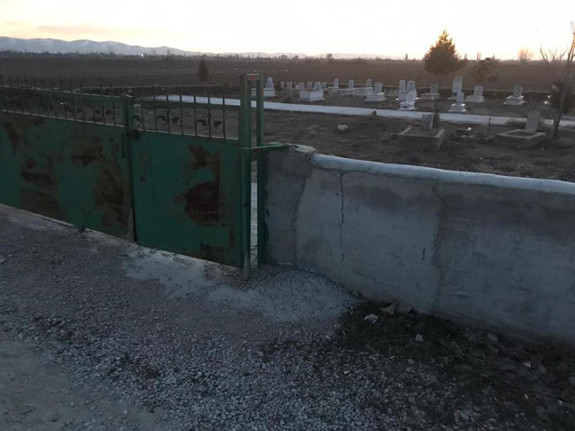 Mezarlıkta kan donduran olay! Yarısı toprağa gömülü kadın cesedi bulundu: Vahşi hayvanlar saldırmış! - Resim: 0