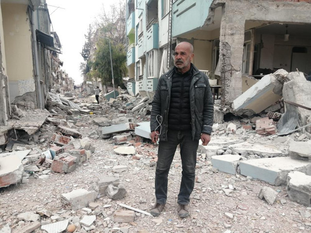 Depremde mahalle yerle bir oldu, geride bir tek muhtar kaldı! Son durumu gözyaşları içinde anlattı - Resim: 0