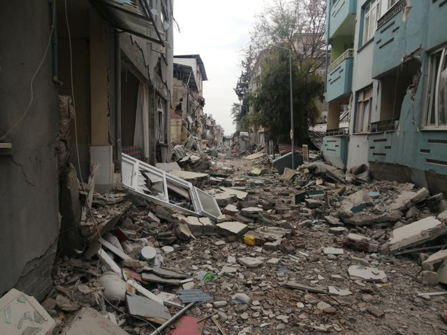 Depremde mahalle yerle bir oldu, geride bir tek muhtar kaldı! Son durumu gözyaşları içinde anlattı - Resim: 1