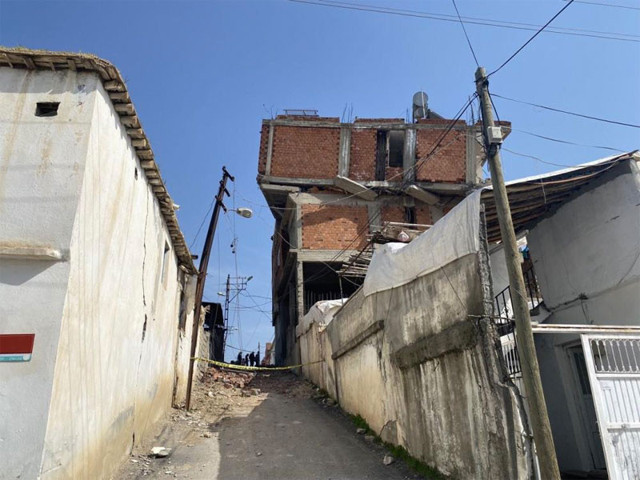 Adıyaman'da deprem sonrası ilginç görüntü! Birinci, ikinci ve dördüncü kat havada dururken üçüncü kat ortadan kayboldu - Resim: 1