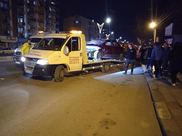 16 yaşındaki sürücü dehşet saçtı! İki araca birden çarparak durabildi: 1 ölü, 4 yaralı - Resim: 0