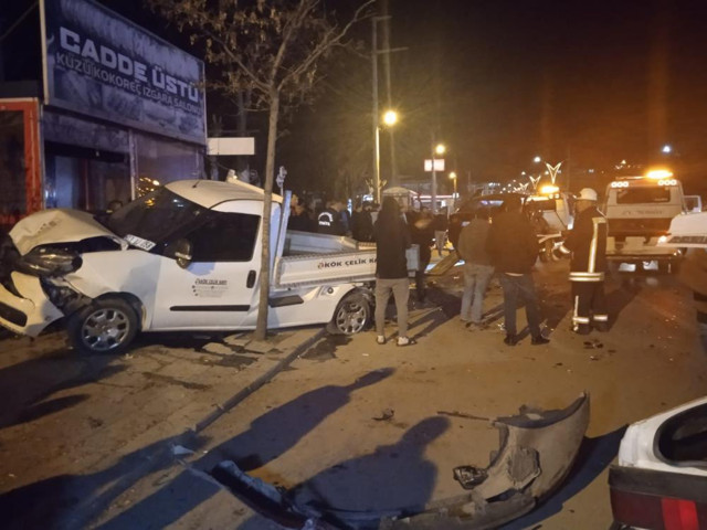 16 yaşındaki sürücü dehşet saçtı! İki araca birden çarparak durabildi: 1 ölü, 4 yaralı - Resim: 1