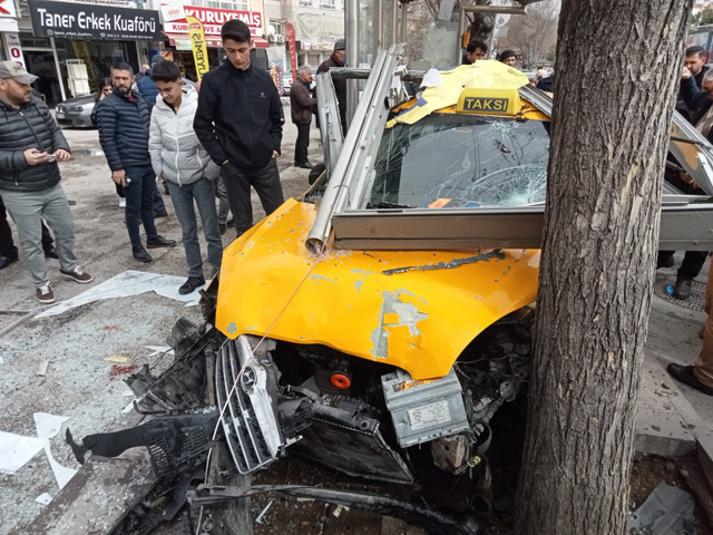 Ankara'da feci kaza! Taksi şoförü yayalara çarpmamak için durağa daldı yaralılar var - Resim: 0
