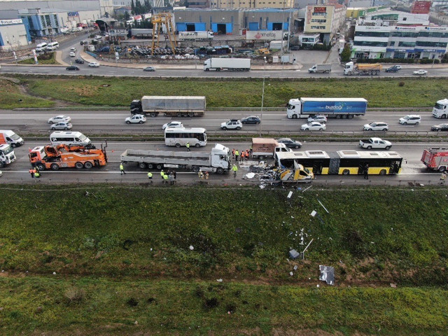 TEM'de korkunç kaza! TIR, arıza yapan İETT otobüsüne ve 1 araca çarptı; ölü ve yaralılar var - Resim: 1