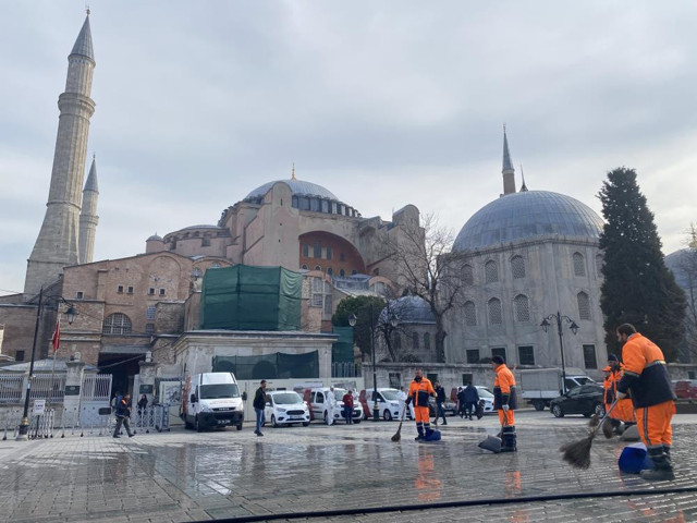 Ayasofya Cami Ramazan ayı öncesi gül suyu ile yıkandı - Resim: 0