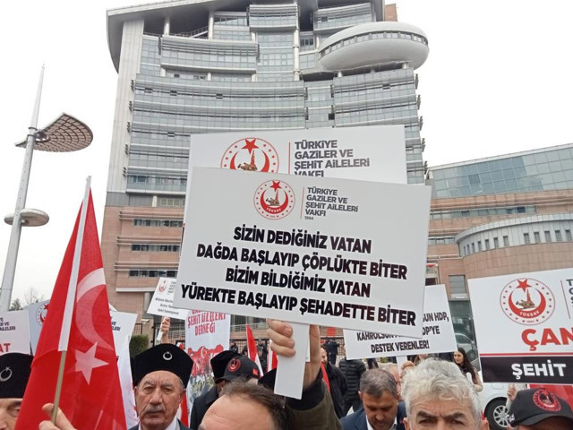 Şehit ve gazi ailelerinden CHP genel merkezi önünde protesto: İhanetten geri dönün - Resim: 0