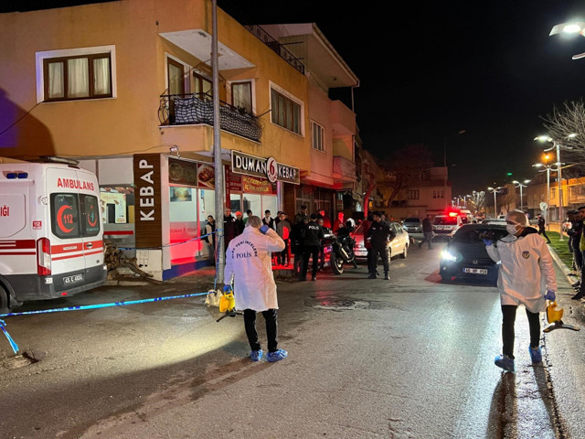 Tartıştığı annesini boğazını keserek öldürdü! Cani evlat çatıdan atlayarak canına kıydı - Resim: 0