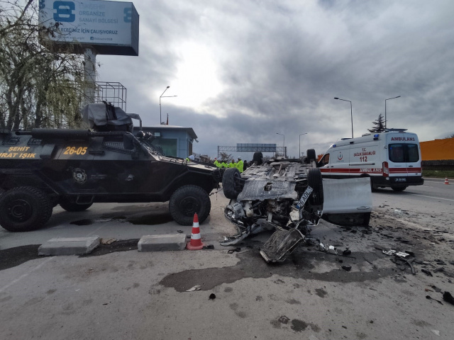 Eskişehir'de aracıyla polis noktasına dalarak takla attı: 5'i polis 6 yaralı - Resim: 0