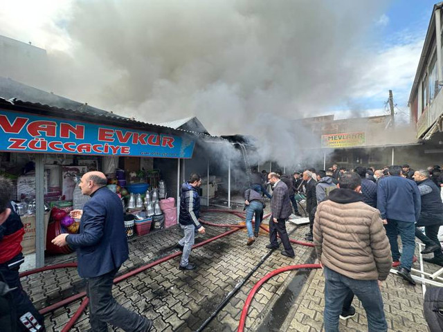 Van'da halk pazarında çıkan yangına müdahale ediliyor - Resim: 0