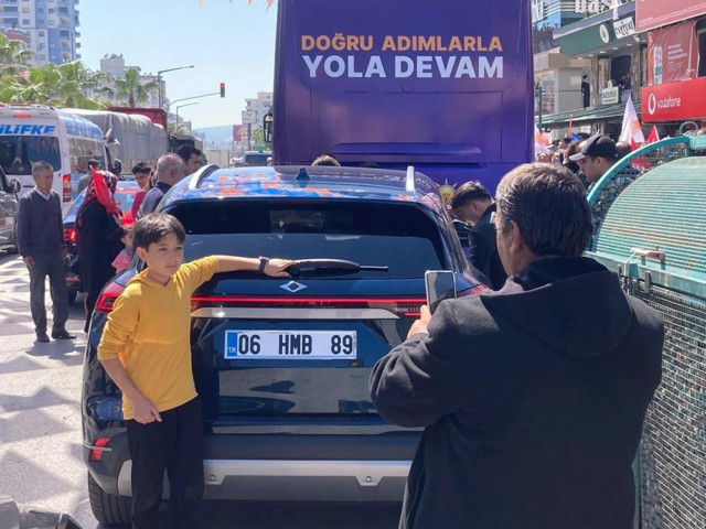 Bakan Nebati Togg'la geldi, vatandaşlar araçtan gözlerini alamadı - Resim: 3