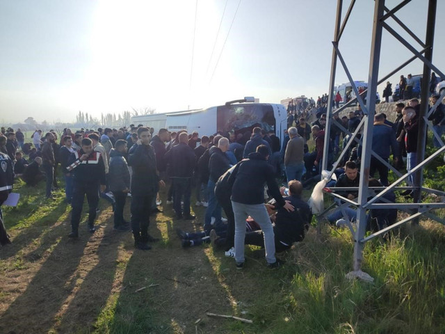 Eskişehir'de işçi dolu servis aracı şarampole uçtu! Ölü ve yaralılar var - Resim: 0