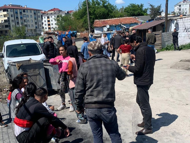 Tekirdağ'da çocuklara bayram şekeri dağıtan polislere silahlı saldırı! - Resim: 1