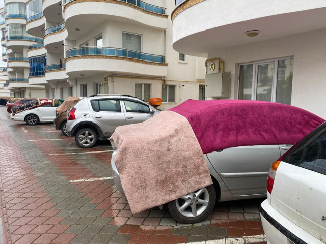 Kastamonu'da dolu yağışına karşı araçlara battaniye ve yorgan örttüler - Resim: 0