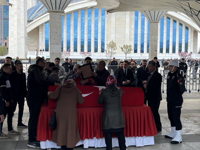 Şehit Özgür Barçın ve Resul Barutcu gözyaşlarıyla son yolculuklarına uğurlandı - Resim: 1