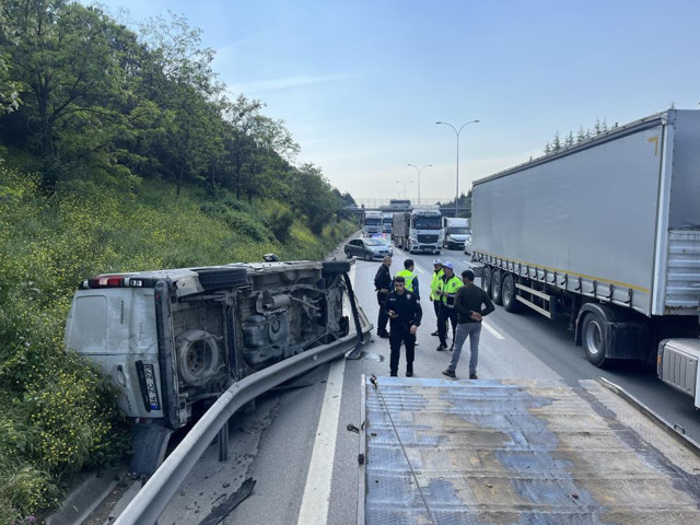 TEM'de lastiği patlayan araç takla attı, yol trafiğe kapandı! Feci kazada 2 kişi yaralandı - Resim: 2