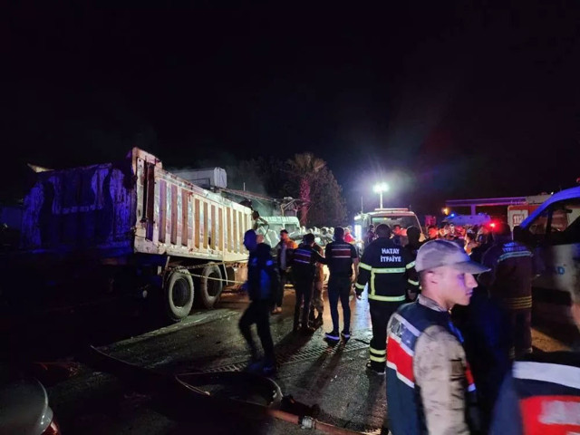 Freni patlayan kamyon asker uğurlayan kalabalığa daldı: 12 kişi feci şekilde hayatını kaybetti - Resim: 0