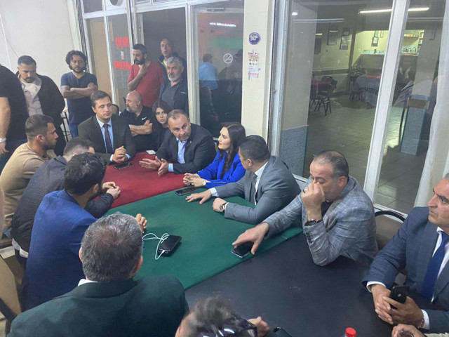 İzmir'de CHP afişleri olan kahvehaneye saldırı! CHP: Savcı Sayan ve beraberindekiler saldırdı - Resim: 0