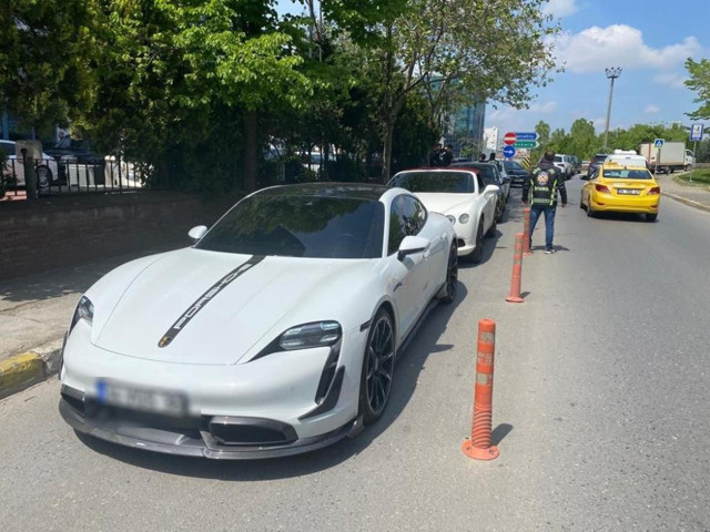 Trafiği tehlikeye atmanın bedeli pahalıya patladı: E-5'te drift atılan anlar kamerada - Resim: 0
