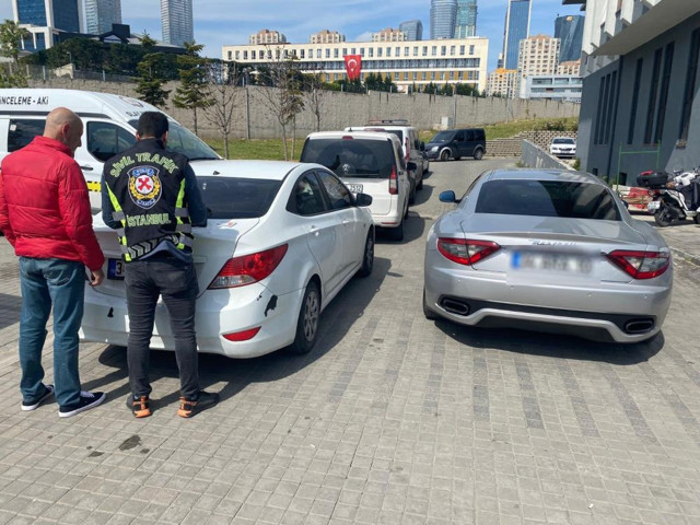 Trafiği tehlikeye atmanın bedeli pahalıya patladı: E-5'te drift atılan anlar kamerada - Resim: 1