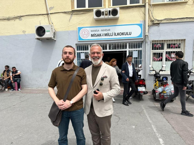 Siyasete yeniden dönen ünlü oyuncu Manisa’da oy kullandı - Resim: 2