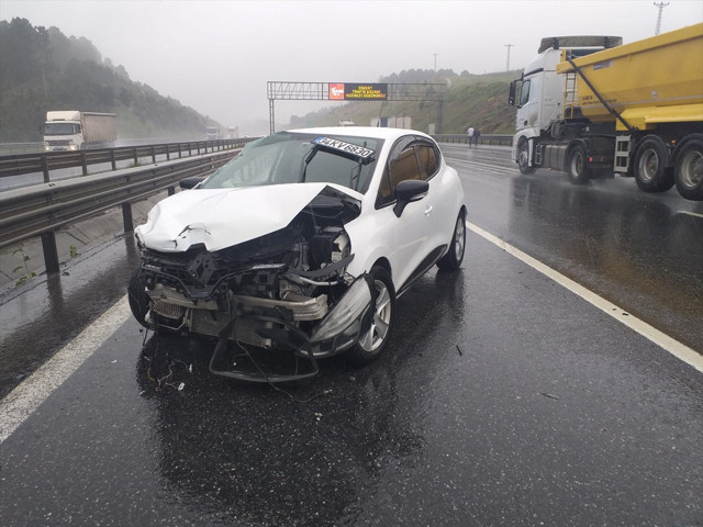 Çekmeköy'de 2'si kamyon 7 araç zincirleme kazaya karıştı - Resim: 0