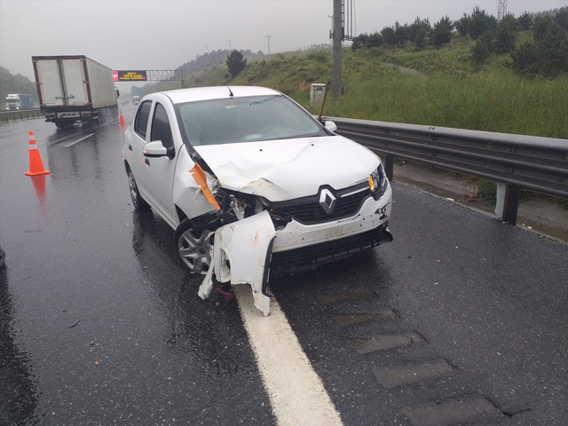 Çekmeköy'de 2'si kamyon 7 araç zincirleme kazaya karıştı - Resim: 1